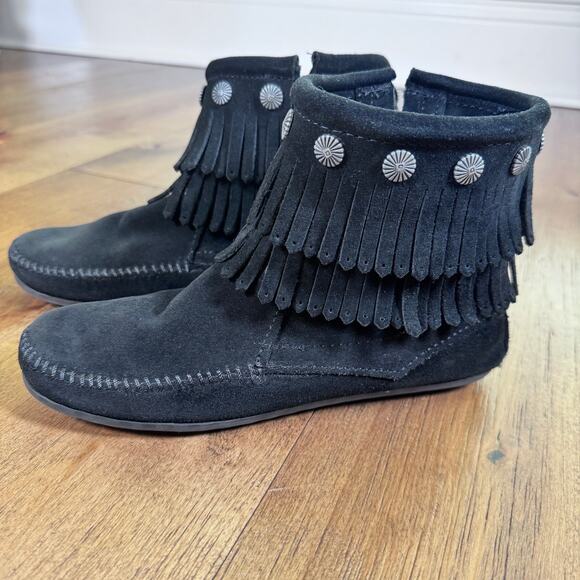 Minnetonka 699 Double Fringe Side-Zip Moccasin Boots Black Suede Concho Women 6 - Picture 1 of 7